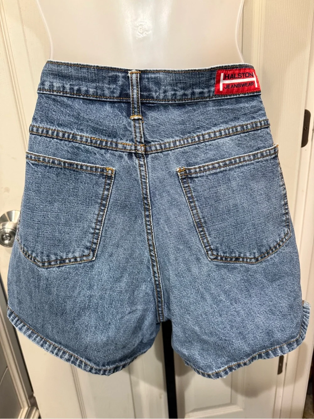 Classic Halston Jeanwear Light Blue Denim Relaxed High-Waist Shorts - Picture 1 of 7